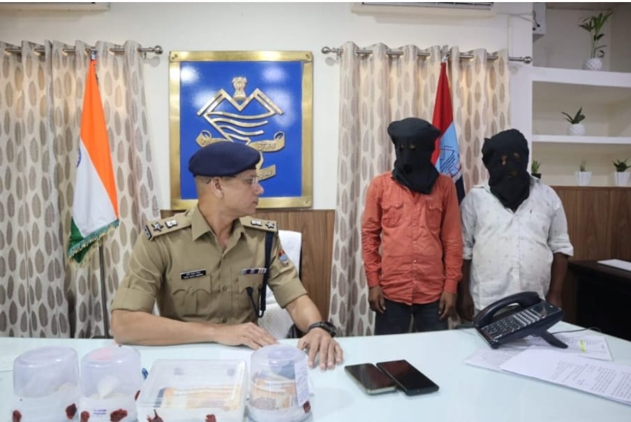 वरिष्ठ पुलिस अधीक्षक मणिकांत मिश्रा के आदेश पर फिर बरसा नशा तस्करों पर कोड़ा 2 गिरफ्तार